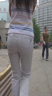 街拍白牛成熟少妇