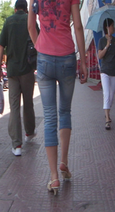 街拍牛仔少妇身材好有内痕