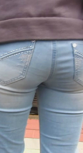 铁路边跟拍紧身蓝牛少妇