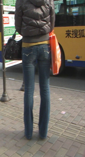 街拍等车牛仔小少妇