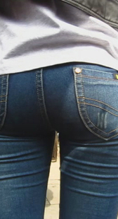 街拍紧身牛仔包臀少妇