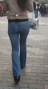 街拍牛仔少妇屁股又大又会扭