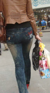 跟拍牛仔宽臀少妇