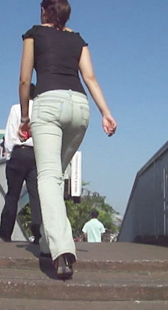 街拍紧身白牛少妇上楼梯