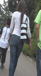 跟拍紧身牛仔少妇身材好又大