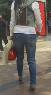 跟拍紧身牛仔小妹