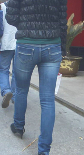 街拍牛仔少妇瘦又紧