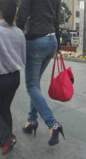 街拍生完小孩还能这么翘不容易