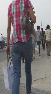 街拍紧身牛仔少妇走真快