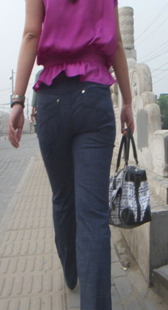 街拍少妇屁股翘而紧