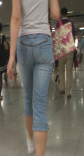 街拍商场紧身牛仔少妇