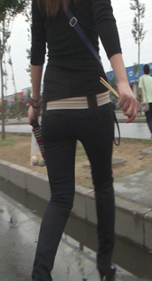 街拍黑牛少妇身材好