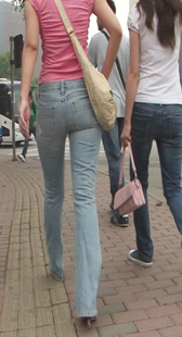 跟拍紧身牛仔少妇身材好