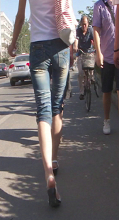 街拍紧身牛仔白腿少妇