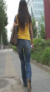 街拍紧身牛仔少妇好会扭