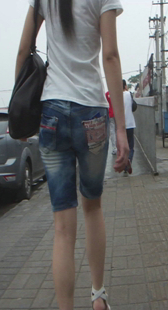 跟拍紧身牛仔小妹