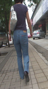 街拍成熟牛仔少妇紧又大