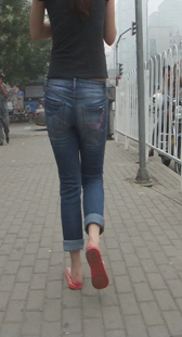 街拍紧身牛仔少妇好会扭