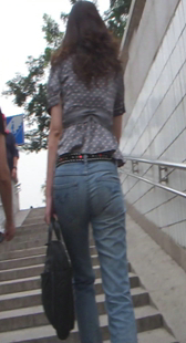 街拍牛仔少妇上楼梯