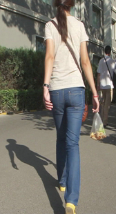 街拍蓝牛紧身腿长少妇