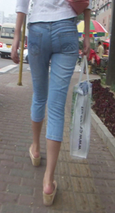 街拍蓝色牛仔紧身少妇