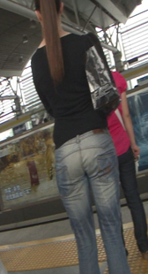 街拍地铁等车少妇屁股超翘