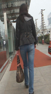 紧身少妇上商场