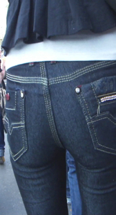 跟拍黑牛紧身少妇