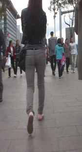 和灰牛少妇一起去逛街