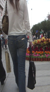 街拍牛仔长腿小少妇