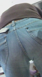 商场弯腰少妇角度真是好