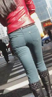 街拍牛仔长腿美少妇身材超好