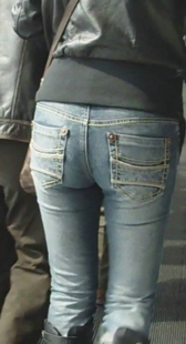 跟拍超市紧身牛仔美臀少妇