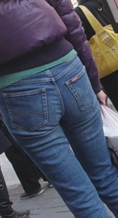 街拍等车少妇口味重