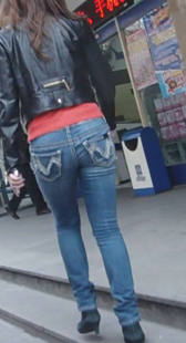 街拍紧身牛仔小少妇夹得紧