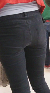 跟拍黑牛紧身翘臀少妇