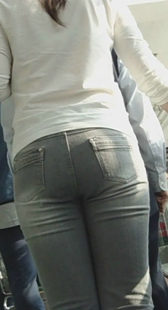 超市跟拍紧身牛仔少妇