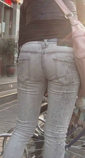 街拍紧身白牛少妇