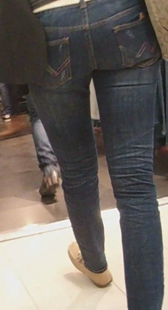 跟拍紧身牛仔少妇屁股大又圆