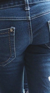 街拍牛仔紧身少妇如此翘臀