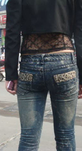 街拍紧身牛仔包臀露小腰