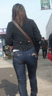 小少妇走路就是比较会扭