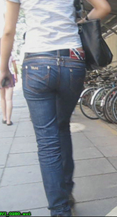 街拍紧身牛仔长腿小妹