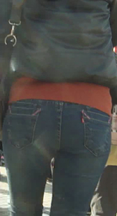 跟拍圆臀牛仔紧身小少妇