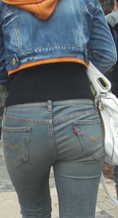 街拍灰牛紧身小妹妹