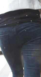 街拍牛仔紧身小妹视频