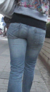 街拍紧身臀牛仔小妹