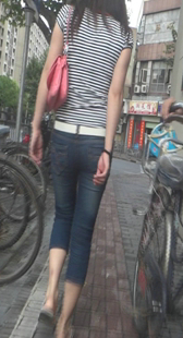 紧身牛仔小妹身材好