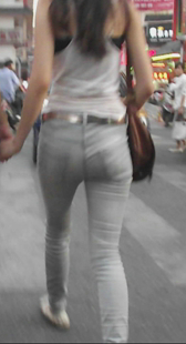 街拍灰牛紧身高挑小妹