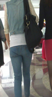 跟拍紧身牛仔丰满而不肥